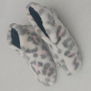 FOOTWARMERS Faux Fur Animal Print Bootie Slippers NWOT